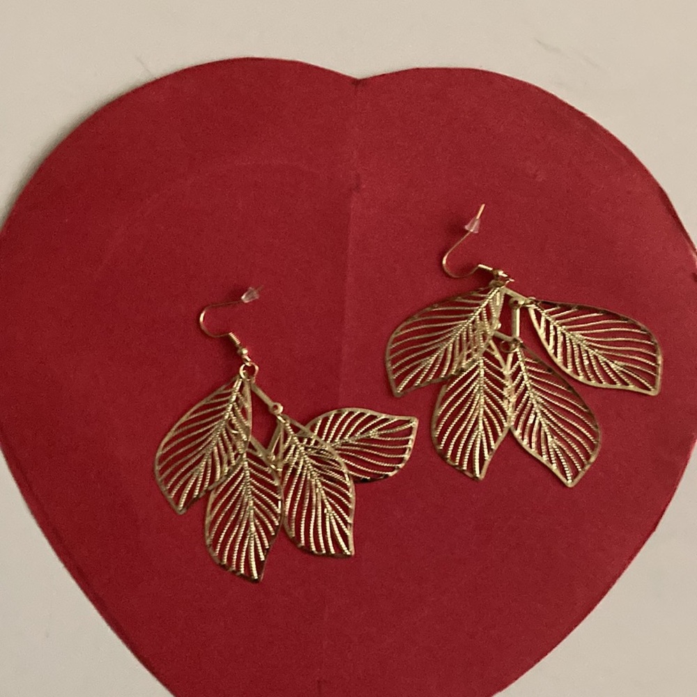 1Pear Gold Plated Hollow Out Leaf Earrings For Women each Earring is from 4Leafs